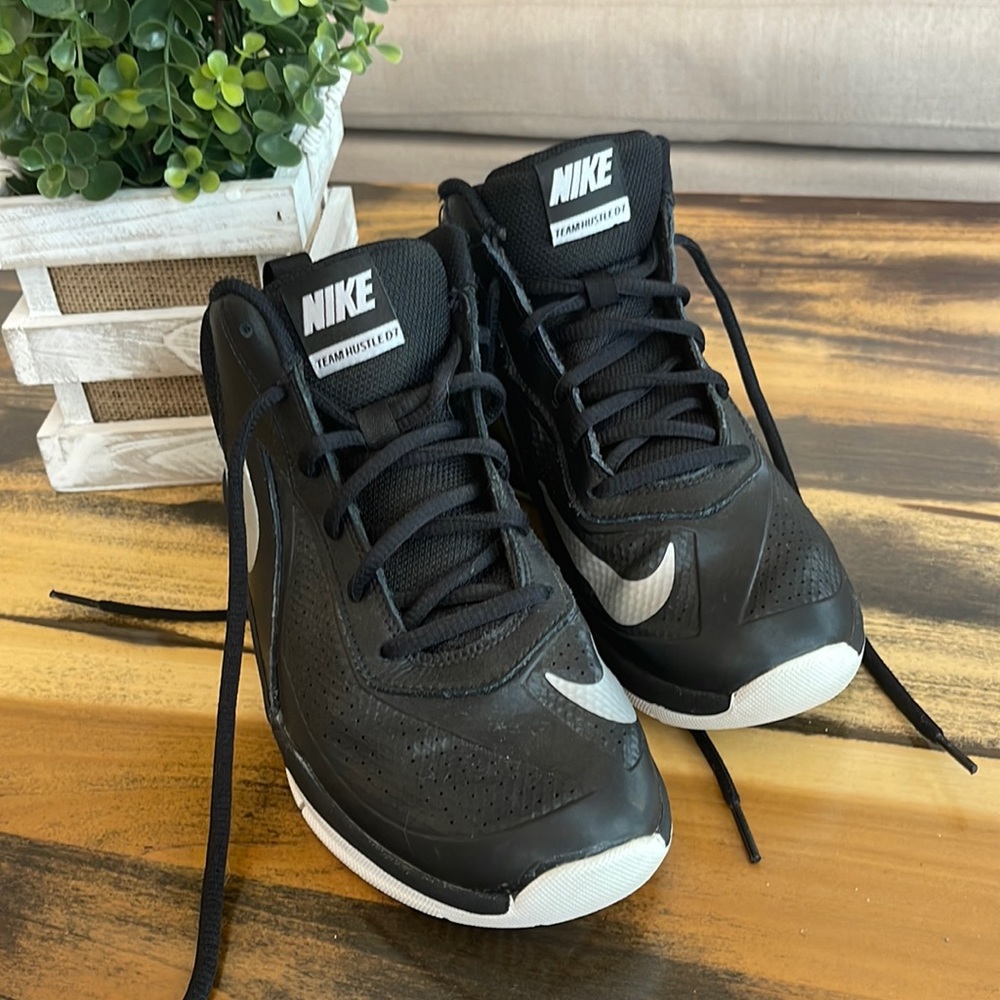 Nike Team Hustle Youth Shoes